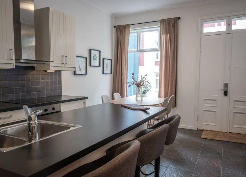 In The Heart Of Brosundet! Fully Equipped 3 Bed Room Ap Ålesund Eksteriør billede